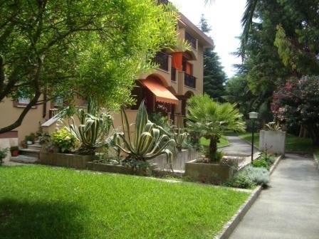 L'accesso della palazzina nella quale si trova Casa Marisa
